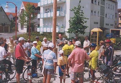 Vor dem Rathaus Harthausen